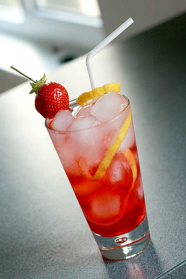 Fraises Fizz recipe